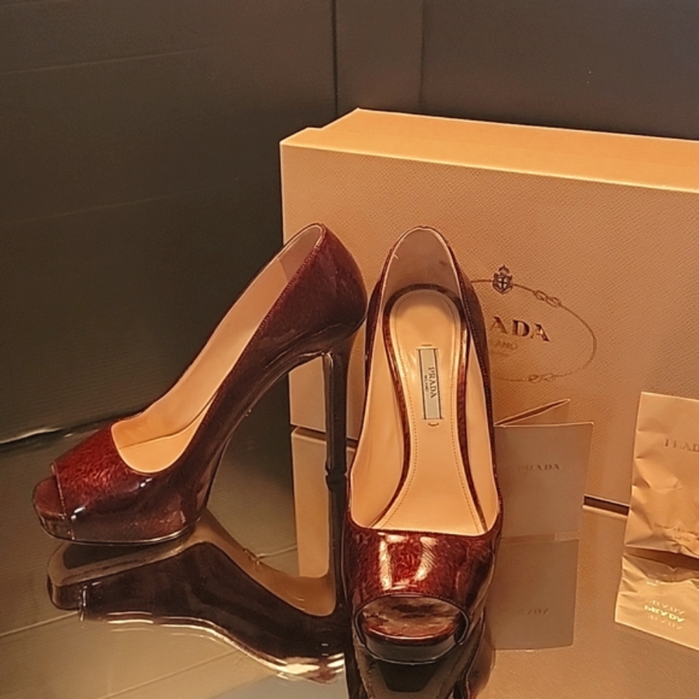 Pradas in great condition ! Bronze granato patent leather , sz 39 box,heel taps